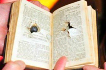 ¡MILAGROSO! Una biblia de bolsillo salvó a policía boliviano atacado por las hordas de Evo Morales (le habían disparado al pecho)