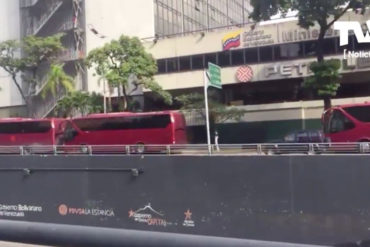 ¡MÍRALOS! La fila de autobuses del Estado con los que el régimen traslada a sus seguidores a marcha oficialista (+Video)