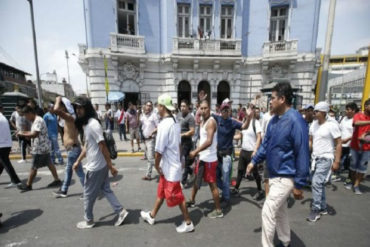 ¡SIGUEN LAS PROTESTAS! Bloqueos de calles y 40 detenidos por paro de taxis colectivos en Lima