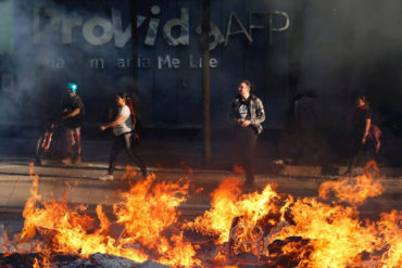 ¡TERRIBLE! Incendian edificio histórico en nueva ola de protestas en Santiago de Chile este #8Nov (antes lo saquearon)