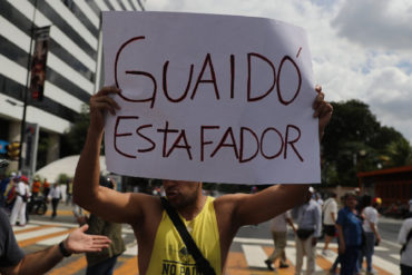 ¡AQUÍ LAS TIENE! Carlos Caballero, el joven de la pancarta “Guaidó estafador”, cuenta cuáles eran sus intenciones (se la rompieron y hasta la mordieron)