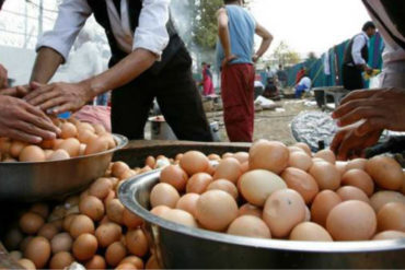 ¡POR DIOS! Murió hombre en el intento por salir vencedor de insólita apuesta: Ganaría 30$ si comía 50 huevos cocidos