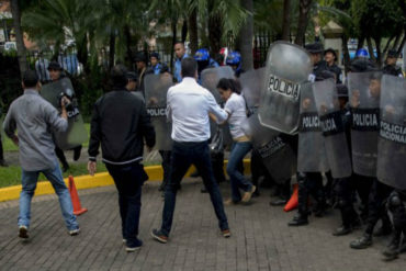 ¡LE CONTAMOS! Golpean a opositores y periodistas durante protesta contra Ortega en Nicaragua (+Video)