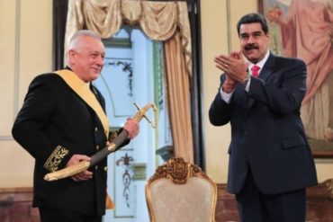 ¡VEA! Maduro condecoró al embajador de Rusia en Venezuela (+Videos)