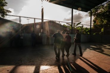 ¡EN DECADENCIA! NYT: Estudiantes desmayados por el hambre en las escuelas venezolanas (+Fotos)