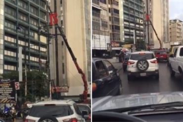 ¡QUÉ LOCURA! La megacola que causó en Bello Monte este #19Dic la instalación del anuncio de un local: “Come aquí por 1$” (+Video)