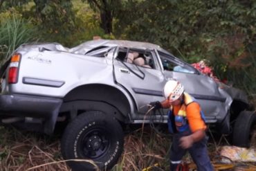 ¡LAMENTABLE! Así de destrozado quedó un carro en accidente de tránsito en Barinas (+Fotos)