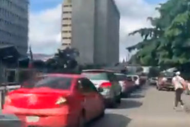 ¡NO SE SALVÓ! Reportan largas colas en Caracas para surtir gasolina (+Videos)