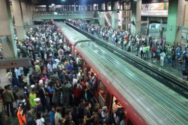 ¡PENDIENTES! Usuarios denuncian retraso en la Línea 1 del Metro de Caracas este #18Feb