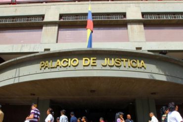 ¡ESCÁNDALO! Detuvieron a un alguacil por presuntamente vender marihuana a 2 detenidos en el Palacio de Justicia