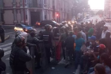 ¡ES CONTIGO, ERIKA! Trabajadores de la Alcaldía de Caracas protestan cerca de Miraflores por falta de pagos (+Videos)