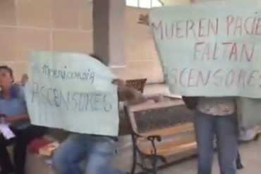 ¡CANSADO! Un hombre se encadenó a una silla del hospital Pérez Carreño para protestar por falta de ascensores (+Video)