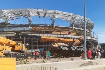 ¡LO QUE FALTABA! Grúa telescópica cayó sobre estructura del estadio de los Tiburones de La Guaira a días de su “inauguración” (+Video)