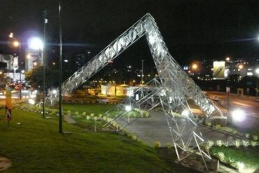 ¡POR FAVOR! Mientras siguen apagones en el país, el chavismo decidió adornar con luces el Abra Solar de Alejandro Otero (+Foto)