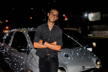 ¡MIRE! Luis Escalante, el joven que pasea su carro con luces navideñas como acto de rebeldía (+Fotos +Video)