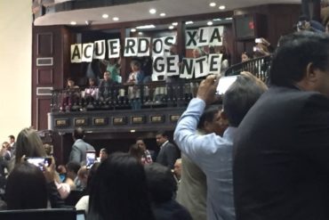 ¡FRONTALES! “Cumplan con la agenda, acuerdos por la gente”: lo que gritaron a diputados desde el palco de la AN (+Video)