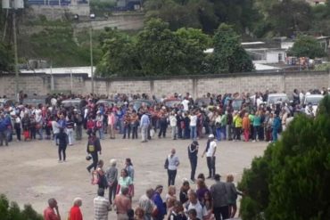¡POR FAVOR! Así fue la humillante entrega del régimen de un pedacito de pernil en la ciudad de Caracas este #18Dic