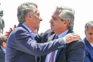 ¿OBLIGADO? El peculiar abrazo entre Mauricio Macri y Alberto Fernández durante una misa «por la unidad y la paz» en Argentina