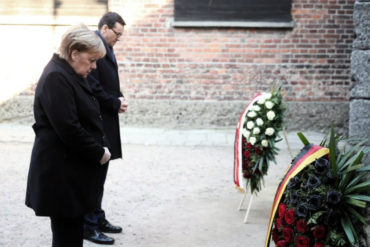 ¡QUEDÓ IMPACTADA! Merkel visitó por primera vez Auschwitz: «Estoy profundamente avergonzada por los atroces crímenes que cometieron los alemanes»