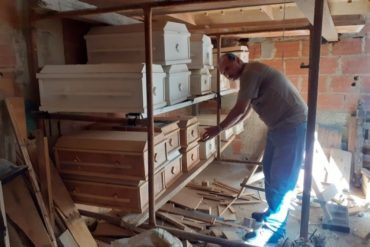 ¡LEAN! La historia del artesano que dejó de fabricar closets y puertas para realizar urnas con madera reciclada del puerto de La Guaira