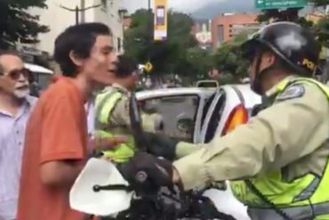 ¡ABUSO! PoliChacao le quita el  teléfono a un transeúnte que grababa la detención de un joven (+Video)