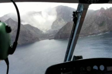 ¡LE MOSTRAMOS! Sin signos de vida en una isla de Nueva Zelanda tras la erupción de un volcán (+Video)