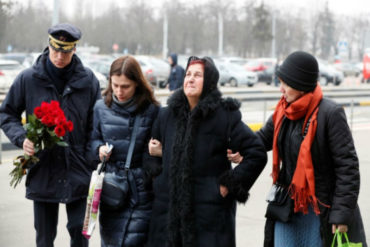 ¡CONMOVEDOR! Los cuerpos de las víctimas del accidente aéreo de Irán regresan a casa (+Fotos)