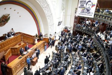 ¡ARBITRARIO! Diputados usurpadores y chavistas sacaron pendón de Juan Requesens de la AN y  lo lanzaron a las afueras del Parlamento (+Video)