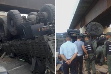 ¡ENTÉRESE! Reportan vuelco de camión militar con cajas CLAP en la Autopista Regional del Centro (+Fotos)