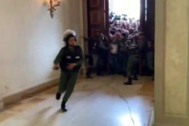 ¡PEGÓ LA CARRERA! Así huyó este guardia nacional que bloqueaba el acceso al Palacio Federal Legislativo cuando los diputados lograron avanzar (+Imágenes)