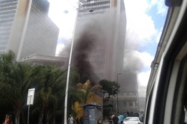 ¡SE LO MOSTRAMOS! Reportan incendio en túnel que comunica la Plaza O’Leary con la Avenida Bolívar (+Fotos)