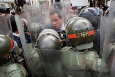 ¡SIN MIEDO! Guaidó se las cantó clarito y en su cara a un funcionario de la GNB: “Tú no decides quién ingresa” (+Video)