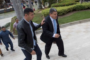 ¡VEA! Así llegó Luis Parra con su séquito al Palacio Federal Legislativo este #21Ene (+Video)