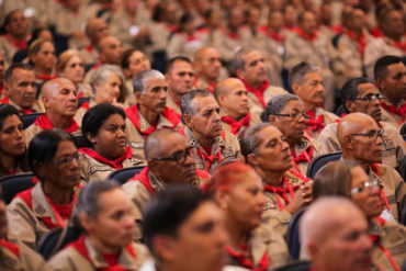 ¡DERROCHANDO EL DINERO! En plena crisis Maduro aprobó recursos para dotar de uniformes y botas a milicianos