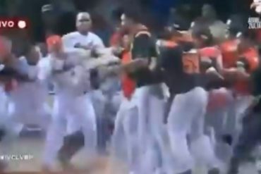 ¡SE DIERON CON TODO! La trifulca que se armó entre peloteros en pleno juego entre Águilas y Caribes (+Video)