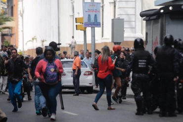 ¡SEPA! Guaidó lamentó las agresiones de los colectivos contra un corresponsal de El País