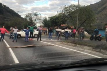 ¡PICA Y SE EXTIENDE! Familiares de presuntos delincuentes abatidos por el Cicpc trancan la Caracas-Guarenas este #14Ene