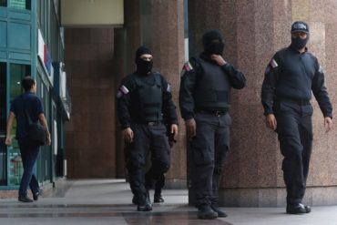 ¡VEA! Embajador de Uruguay llegó a la Torre Zurich para solidarse con diputados por el allanamiento (Foto)