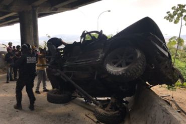 ¡ÚLTIMA HORA! Un vehículo cayó al vacío desde la Cota Mil al distribuidor Altamira (+Fotos +Video)