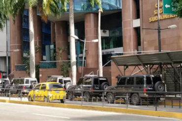 ¡SE LO MOSTRAMOS! El instante en que funcionarios del Sebin salieron del despacho de Guaidó con varias bolsas negras (+Video)