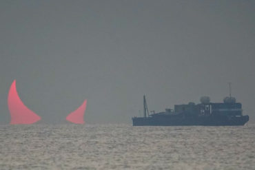 ¿ATERRADOR PRESAGIO? Los «cuernos rojos» que captó este fotógrafo sobre el Mar Persa durante el eclipse anular del Sol del 26-D (+Imágenes)