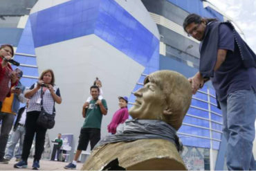 ¡PA’ FUERA! Así retiraron un busto de Evo Morales de un poliderportivo en Chochabamba  (+Video)