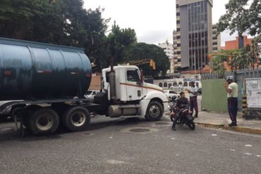 ¡ÚLTIMA HORA! Con una gandola obstaculizan el paso de la caravana de diputados a la AN (+Fotos +Video)