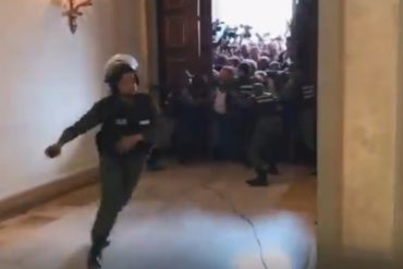 ¡IMPELABLE! El histórico momento en el que Guaidó y diputados se apoderaron del Palacio Federal Legislativo: GNB huyeron corriendo (+Video)