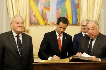 ¡MIRA, MADURO! Guaidó firmó el Libro de Oro de Francia como presidente interino de Venezuela