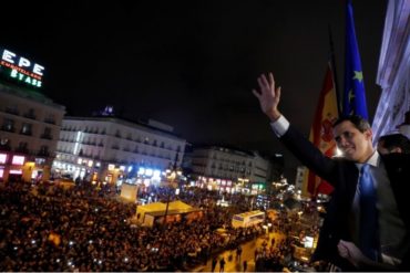 ¡MÍRELO! “No estamos solos”: el video de Guaidó junto a la multitud de venezolanos que le recibió en Madrid (+Video)