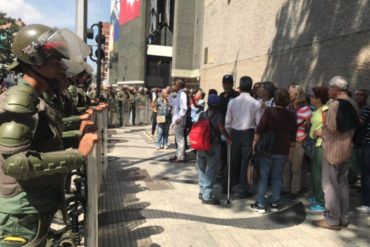 ¡LO ÚLTIMO! Jubilados y pensionados del seguro social protestan ante la Vicepresidencia por los bajos salarios  (+Fotos +Video)