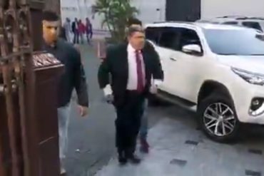 ¡CON TODO! “Te enchufaste”: estallan en redes a Luis Parra tras llegar con camioneta de lujo y numerosos escoltas al Palacio Federal Legislativo (+Video)