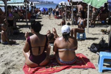 ¡VEA! Alcohol y reguetón, la otra cara de la crisis: venezolanos gozan en la playa y admiten desinterés por la política (+Fotos)