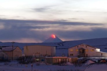 ¡ÚLTIMA HORA! Reportan que el volcán Shishaldin en Alaska entra en erupción